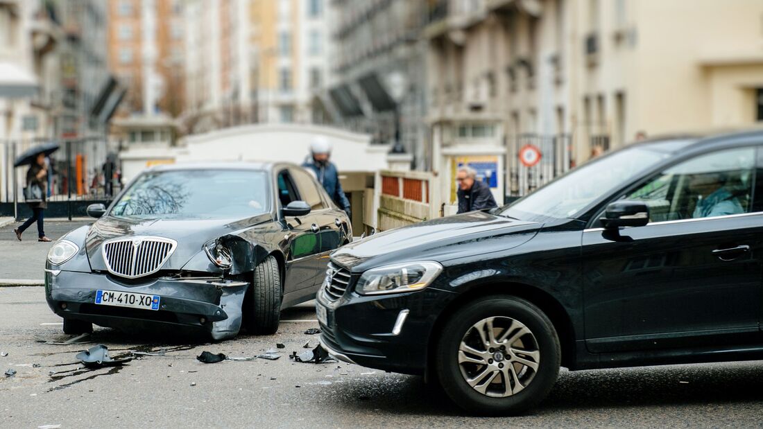  Car accident on PAris street between luxury limousine Lancia Th