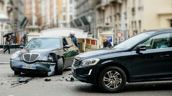  Car accident on PAris street between luxury limousine Lancia Th