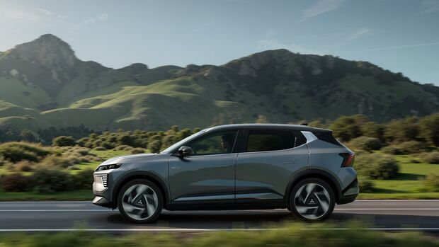 Mitsubishi Eclipse Cross Elektro-SUV in Seitenansicht während der Fahrt