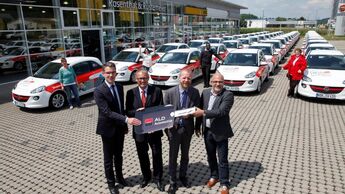 „Schlüsselübergabe (v.l.n.r.): Markus Schuchardt (Key Account Manager Region West, ALD Automotive), Joachim Zensen (Geschäftsführer, Autohaus Rosenthal & Rustemeier), Ulrich Söken (Fachbereichsleiter), Timo Halbe (kaufmännischer Vorstand, beide Caritas-Verband Arnsberg-Sundern)“ 