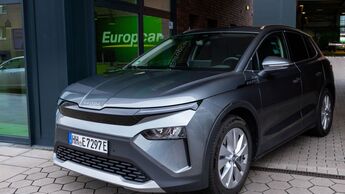 Škoda Elroq Elektro-SUV vor Europcar-Station im Rahmen des neuen Auto-Abos von Europcar und VW FS