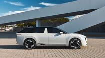 Škoda Vision O in Weiß im Seitenprofil, geparkt auf gepflasterter Fläche vor moderner Architektur, dunkles Dach und große Felgen.