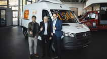 1500 Mercedes-Benz Van für die Tafeln; im Bild von rechts nach links: David Perdomo Hollatz, Leiter Vertrieb und Marketing Mercedes-Benz Vans Deutschland; Andreas Steppuhn, Vorstandsvorsitzender Tafel Deutschland e.V.; Marko Reimer, Schwäbische Tafel St