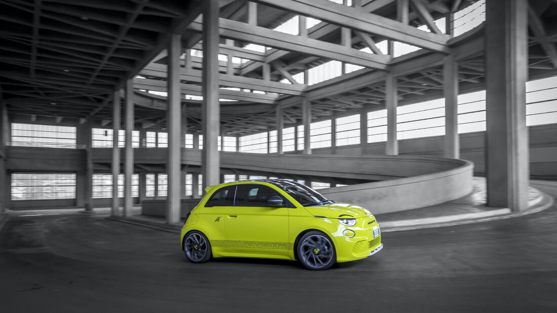 Abarth 500e in einem Parkhaus – der elektrische Kleinwagen leistet 155 PS und erreicht bis zu 265 Kilometer Reichweite.