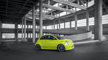 Abarth 500e in einem Parkhaus – der elektrische Kleinwagen leistet 155 PS und erreicht bis zu 265 Kilometer Reichweite.