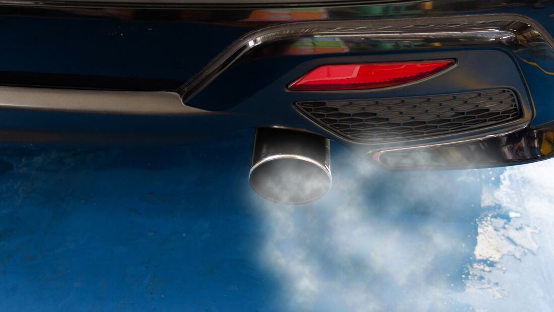 Abgase treten aus dem Auspuff eines Pkw aus und verdeutlichen die CO₂-Emissionen von Verbrennerfahrzeugen.