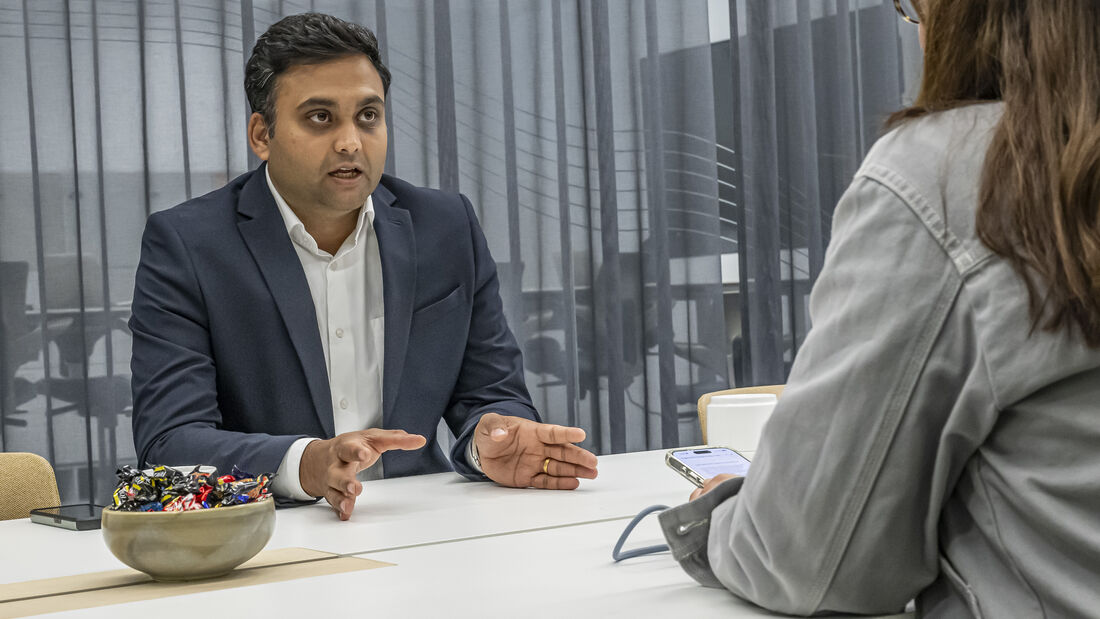 Akhil Krishnan, Product Line Owner des Volvo XC60, im Interview-Gespräch zur Modellüberarbeitung 2026 in Göteborg.
