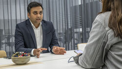 Akhil Krishnan, Product Line Owner des Volvo XC60, im Interview-Gespräch zur Modellüberarbeitung 2026 in Göteborg.