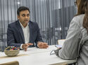 Akhil Krishnan, Product Line Owner des Volvo XC60, im Interview-Gespräch zur Modellüberarbeitung 2026 in Göteborg.
