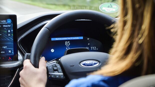Aktivierung des BlueCruise-Systems im Ford Kuga über das digitale Cockpit.