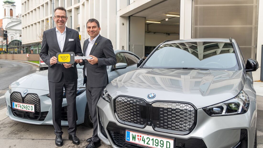 Alexander Bamberger (l.), Geschäftsführer BMW Austria GmbH, und Peter Umundum, Generaldirektor-Stellvertreter, Vorstand für Paket & Logistik, Österreichische Post AG