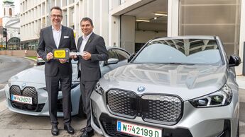 Alexander Bamberger (l.), Geschäftsführer BMW Austria GmbH, und Peter Umundum, Generaldirektor-Stellvertreter, Vorstand für Paket & Logistik, Österreichische Post AG