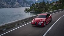 Alfa Romeo Giulia Quadrifoglio auf einer Strasse entlang eines Sees