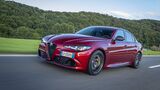 Alfa Romeo Giulia Quadrifoglio während der Fahrt auf einer Landstrasse