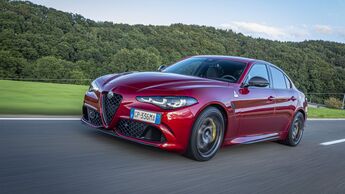 Alfa Romeo Giulia Quadrifoglio während der Fahrt auf einer Landstrasse