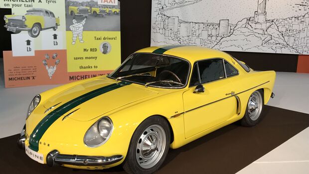 Alpine A108 mit hinter Glas liegenden Scheinwerfern und Kunststoffkarosserie.