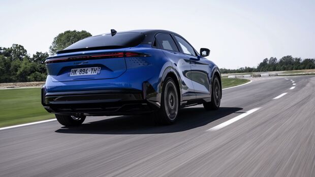 Alpine A390 GTS in blauer Lackierung aus der Heckperspektive auf einer Teststrecke.
