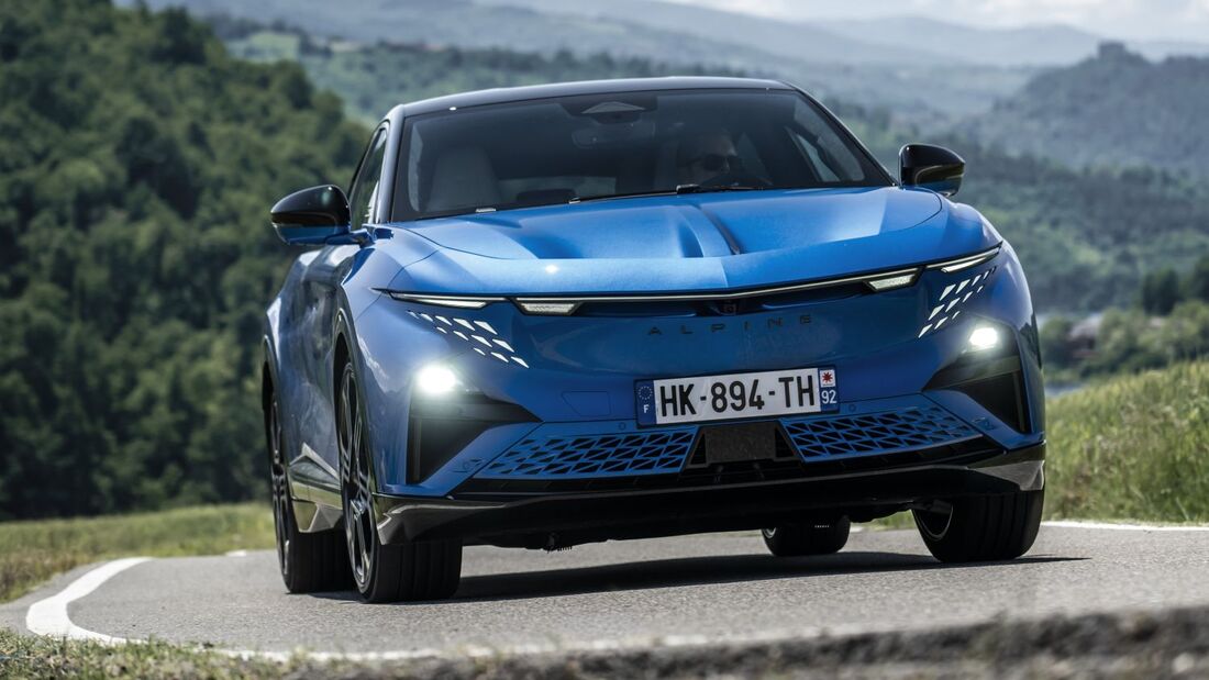 Alpine A390 GTS in blauer Lackierung während der Fahrt auf einer Landstraße.