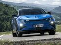 Alpine A390 GTS in blauer Lackierung während der Fahrt auf einer Landstraße.