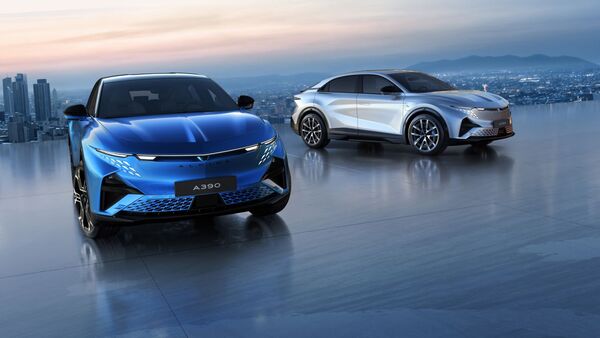 Alpine A390 als blauer Elektro-Crossover auf Gebirgsstraße, schräg von vorn aufgenommen.