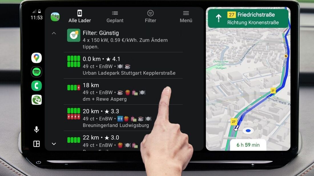 Android Auto Display zeigt Charging Time Ladeplanung mit Preisvergleich und Kartenroute, Hand tippt auf Ladesaeulenliste.