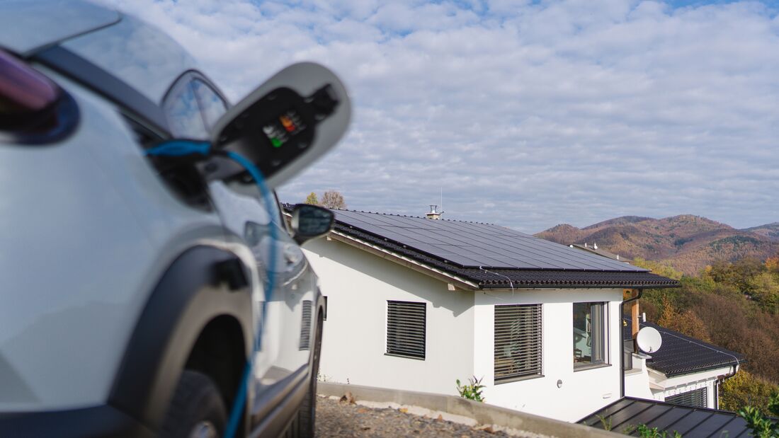 Arval koppelt E-Autos mit PV-Anlagen für zuhause. Nutzer können Solarlösungen künftig direkt mitbestellen.