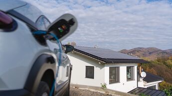 Arval koppelt E-Autos mit PV-Anlagen für zuhause. Nutzer können Solarlösungen künftig direkt mitbestellen.