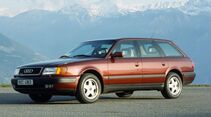 Audi 100 Avant quattro der Baureihe C4 als Kombi, Seitenansicht vor Berglandschaft