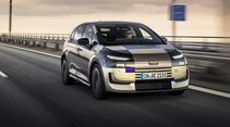 Audi A2 E-Tron Prototyp in silberner Tarnbeklebung während der Fahrt aus Frontperspektive.