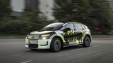 Audi A2 E-Tron Prototyp mit Tarnbeklebung während der Fahrt aus Frontperspektive.