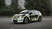 Audi A2 E-Tron Prototyp mit Tarnbeklebung während der Fahrt aus Frontperspektive.
