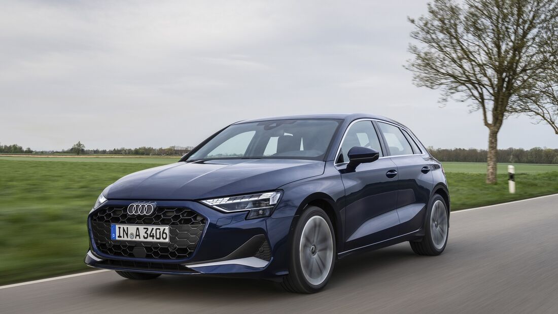 Audi A3 Sportback in Fahrt auf Landstraße mit Frontansicht