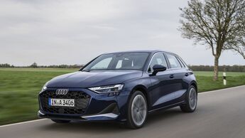 Audi A3 Sportback in Fahrt auf Landstraße mit Frontansicht