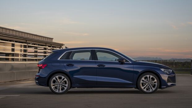 Audi A3 Sportback in Seitenansicht auf Parkfläche