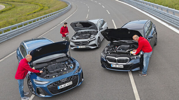 Audi A6 Avant TDI, BMW 540d xDrive und Mercedes E450 d mit geöffneten Motorhauben auf einer Teststrecke.