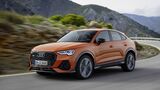 Audi Q3 in Seitenansicht während der Fahrt auf einer Landstraße