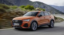 Audi Q3 in Seitenansicht während der Fahrt auf einer Landstraße