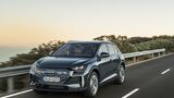 Audi Q4 e-tron fährt auf Landstraße mit Leitplanke bei Tageslicht