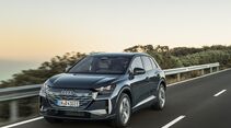 Audi Q4 e-tron fährt auf Landstraße mit Leitplanke bei Tageslicht