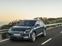 Audi Q4 e-tron fährt auf Landstraße mit Leitplanke bei Tageslicht