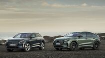 Audi Q4 e-tron und Q4 Sportback e-tron stehen nebeneinander an Küste