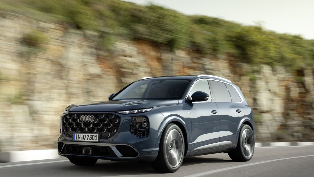 Audi Q7 Generation 3 in Frontansicht während der Fahrt auf einer Straße.