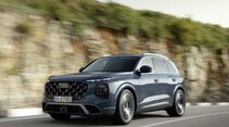 Audi Q7 Generation 3 in Frontansicht während der Fahrt auf einer Straße.