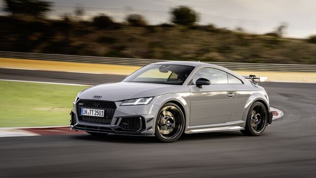 Audi TT RS Coupe in Grau bei einer Fahrt auf einer Rennstrecke.