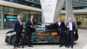 Auf dem Foto von links nach rechts: Robert Suchy (Corporate Vice President Corporate Procurement Categories der Siemens AG), Thorsten Eicke (Vice President Global Mobility Services der Siemens AG), Konstantin Sixt (Vorstand Vertrieb der Sixt SE) & Erich Sixt (CEO der Sixt SE)