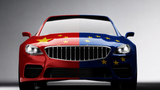 Auto mit China- und Europa-Flagge als Symbolbild für chinesische Automarken im europäischen Markt.