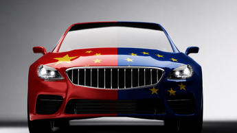Auto mit China- und Europa-Flagge als Symbolbild für chinesische Automarken im europäischen Markt.