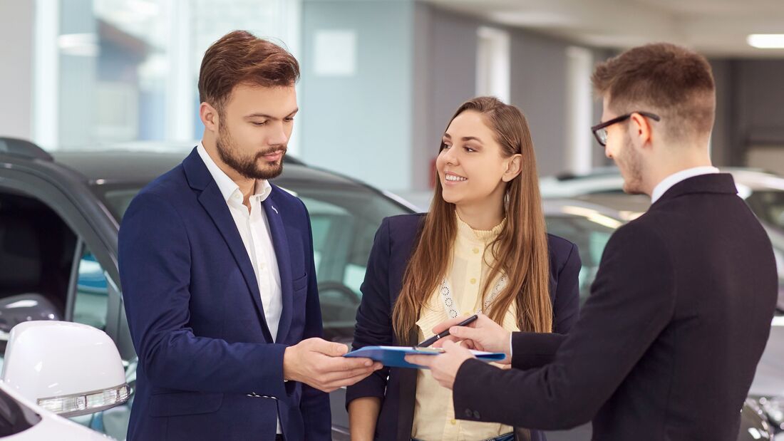 Autohaus, Autokauf, Autoverkäufer, Agenturmodell
