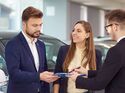 Autohaus, Autokauf, Autoverkäufer, Agenturmodell