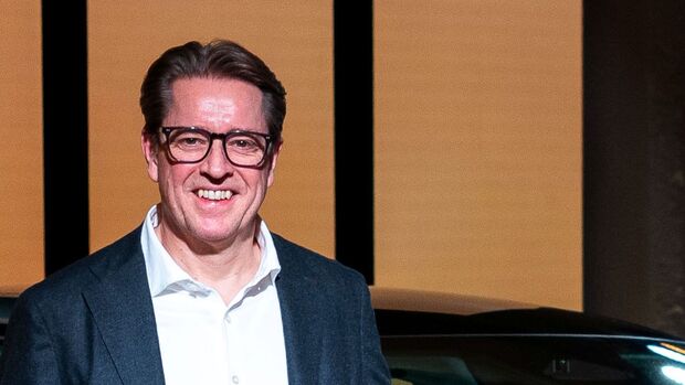 Axel Zurhausen, Head of B2B Sales Volvo Car Germany GmbH, bei einem Porträttermin im Innenraum.